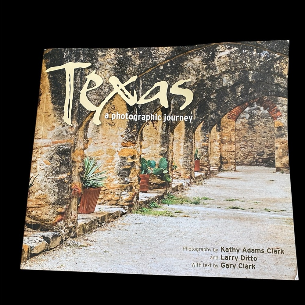 Texas: A Photographic Journey. Paperback